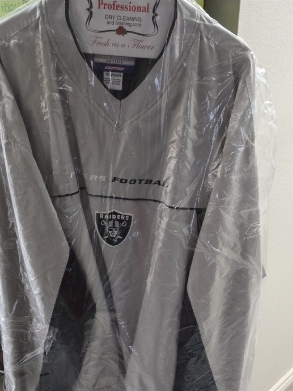Riders by Lee Silver and Black Raiders Pullover 2xLT V Neck unworn 🤩$75